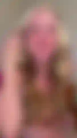 Meu enteado safado achava que era muito esperto me espiando 👀 o coitado do enteado não faz ideia de que eu o peguei olhando com seu pinto minúsculo e patético para fora 🍤 agora vou humilhá-lo, fazendo-o assistir enquanto eu descrevo como quero a boca dele aberta para chupar um enorme consolo preto que deixa seu camarãozinho envergonhado 😈 vídeo solo xoxo.