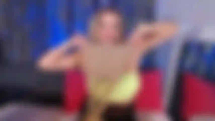 Milf vestida com meia-calça bege.