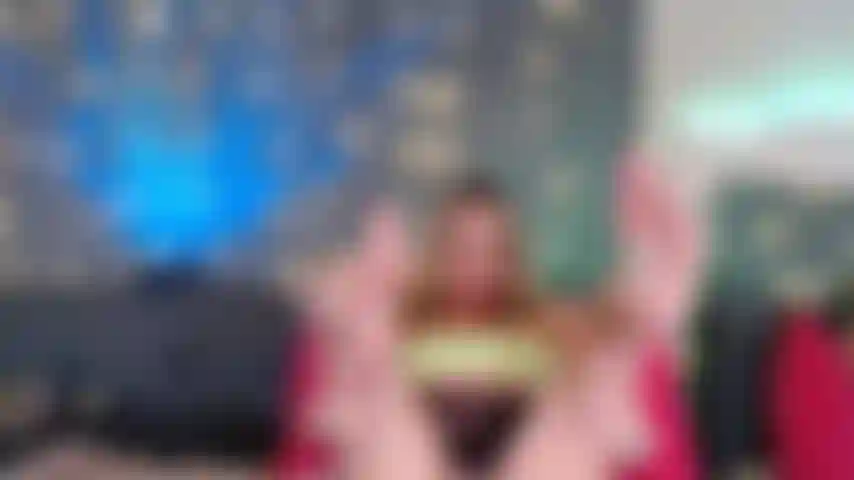 Escrava de pés deve adorar, lamber, gozar e massagear pés sujos de milf.