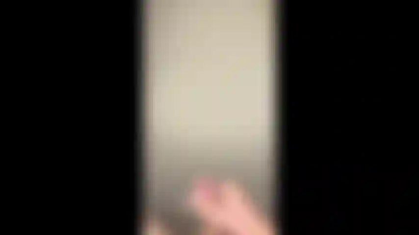 Peguei meu namorado se masturbando hoje. Queria mostrar a ele minhas habilidades de punheta e boquete até ele gozar todo nos meus peitos. Fico com tanto ciúme quando ele não me inclui na diversão. Vídeo de menino + menina.