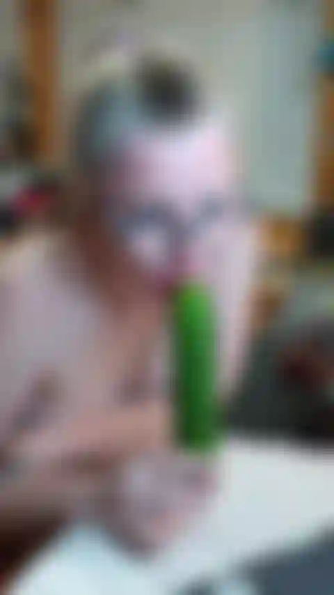 Pepino chupa e fode.