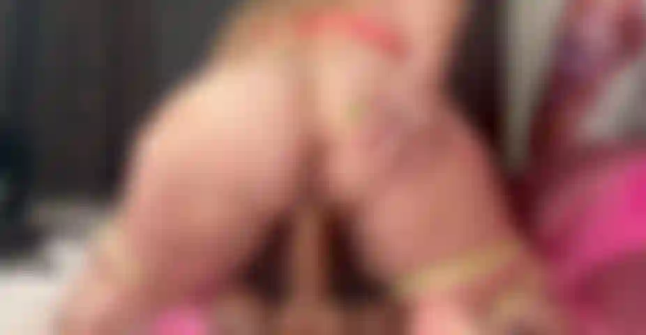 Rebolando minha bunda suculenta no seu pau.