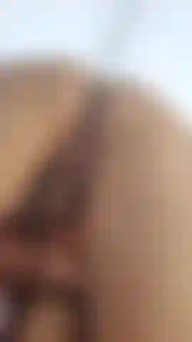 Chupando o pau do meu marido enquanto ele usa um plug anal e enfia os dedos na minha buceta.