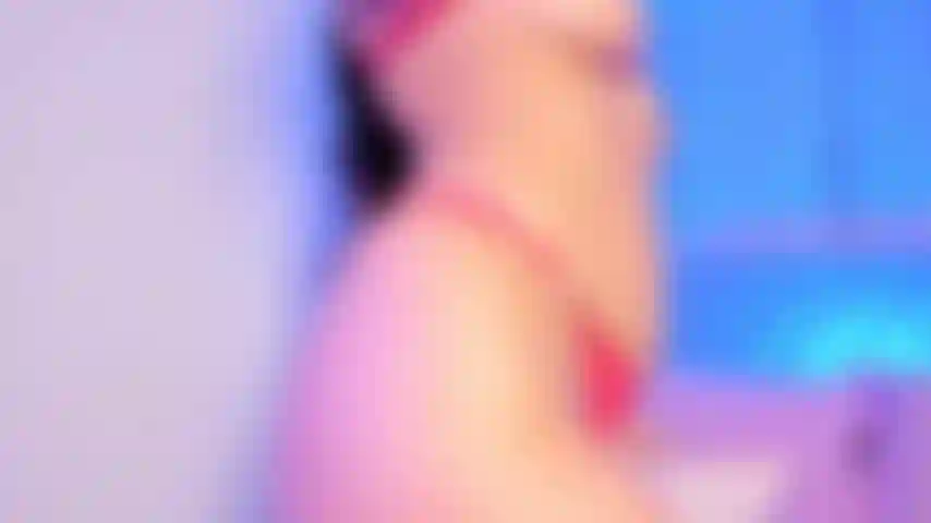 Minha bunda está bem aberta e suculenta para você 🍑.