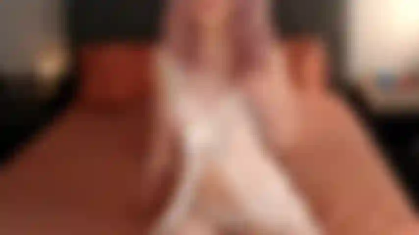 Adoraria te mostrar meus lindos seios redondos e mamilos rosados salientes. O que você acha?
