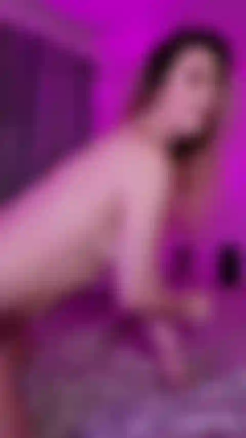 Exibindo meu bumbum regularmente. Ele adora isso!