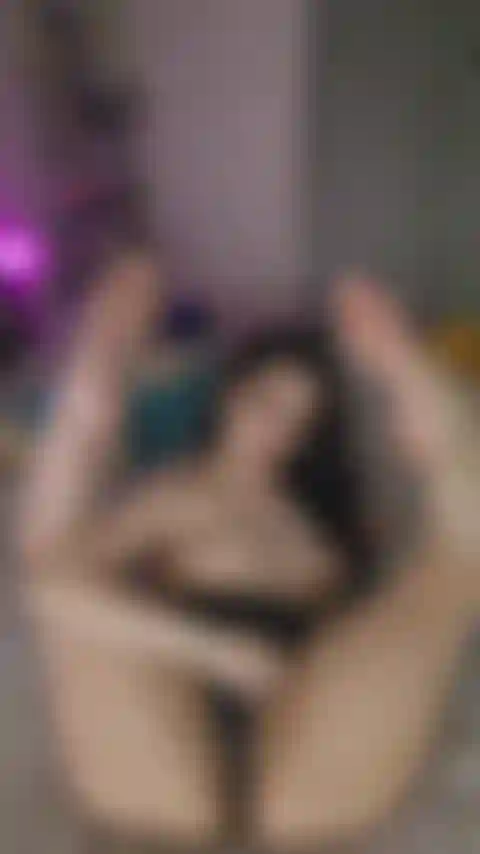 Pernas, pés, bucetinha, bunda, peitos!