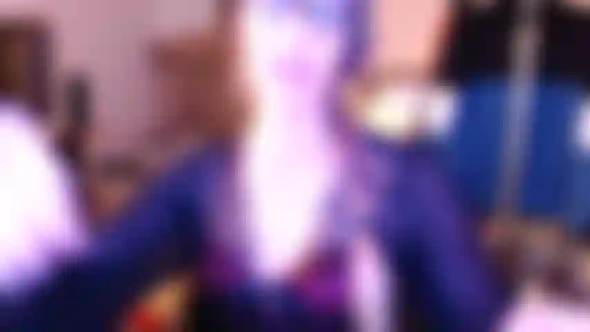 Fetiche por boca, úvula, flexão de garganta e fetiche por pés.