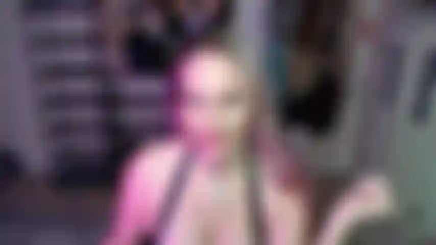 Adoro meus pés para molhar minha buceta.