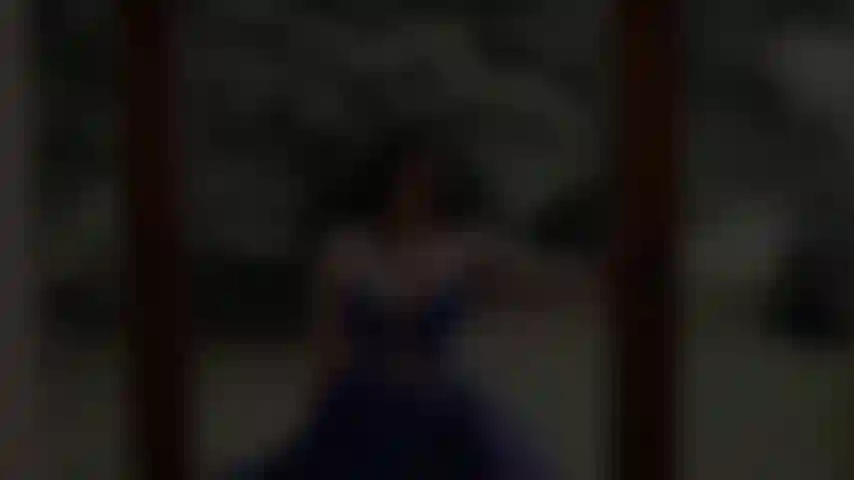 Um lindo lugar e uma linda modelo.