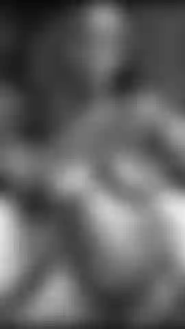 Meus peitos grandes saltam em câmera lenta.