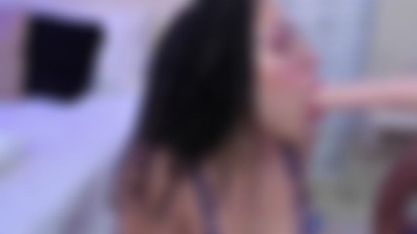 Engulo seu pau inteiro, chupando-o profundamente a cada movimento.