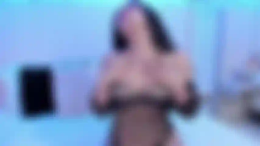 Presa no mamilo e engasgando com meu brinquedo como uma vadia desesperada.