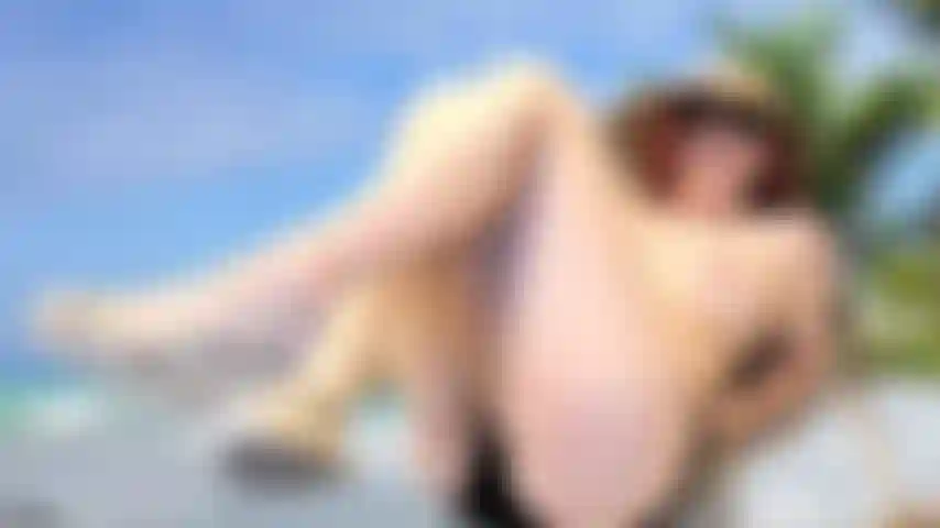 Balançando sandálias na praia.