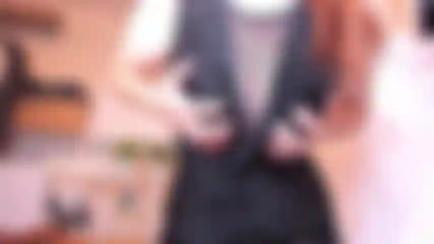 Provocante vestido preto totalmente nu.