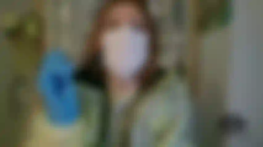 Dentista dá uma punheta safada ao paciente depois de descobrir que ele está com tesão mp4 1080x1920.