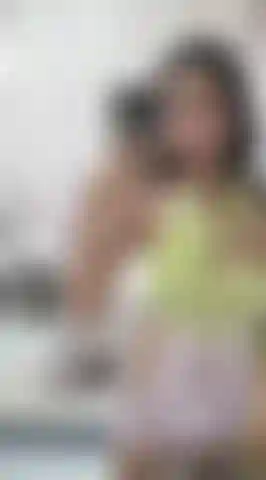 Basta olhar meus peitos grandes, você não vai querer colocá-los no meio.