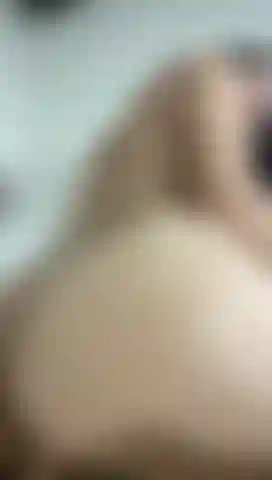 Transando enquanto mostro meu cuzinho.