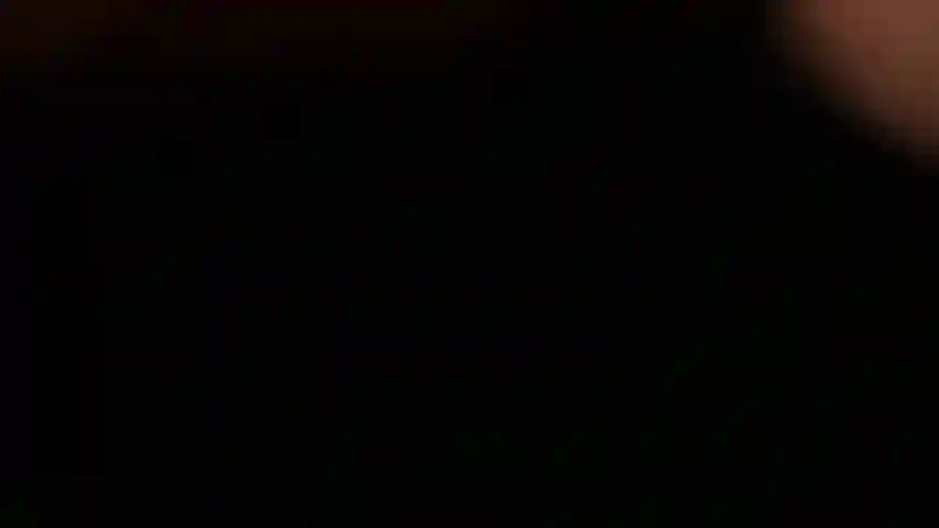 Óleo no meu corpo sexy e provocação de pirulito... Quer uma lambida?
