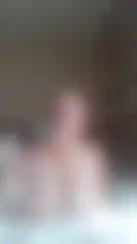 Apenas uma menina, suas bolhas e seu brinquedo.