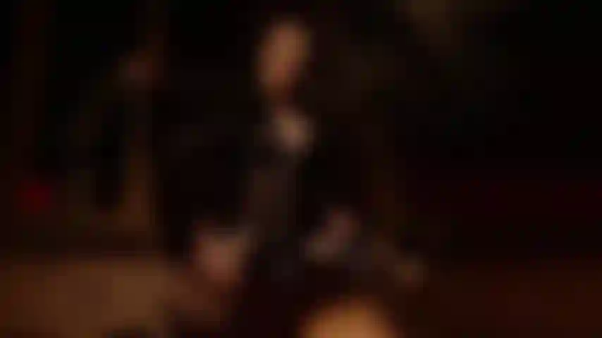 Olhos fechados, almas entrelaçadas, começa a sedução.