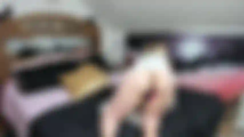 Por favor, coma minha bunda enquanto eu monto meu vibrador.