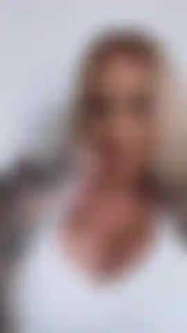 Brincadeira atrevida enquanto meu amigo está na sala ao lado, fiquei com tanto tesão!