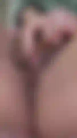 Feche o sugador de clitóris no clitóris inchado.