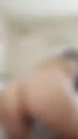 Seios balançando e montando um vibrador.