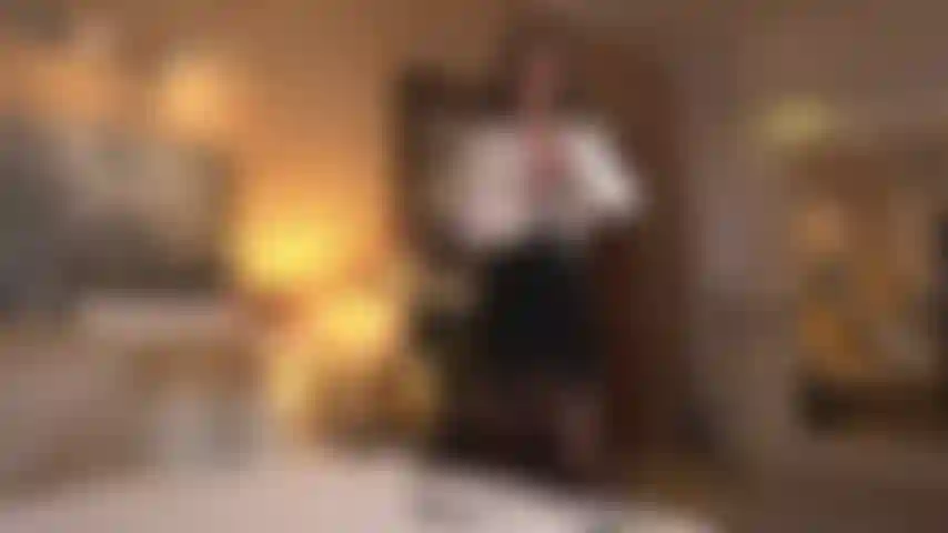 Secretária suja, seduzindo patrão e fazendo ele lhe oferecer um aumento para um tratamento "especial"!