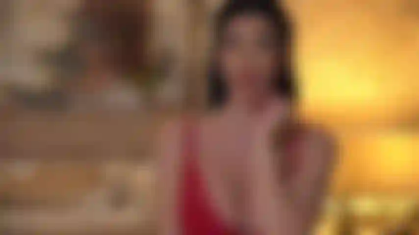 Sua deusa mimada e destruidora de lares está usando sua sedução e mãos sensuais para arruinar seu orgasmo, a fim de fazer você comprar mais joias para ela!