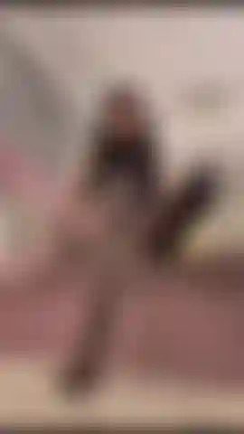 Provocante de meia-calça e salto.