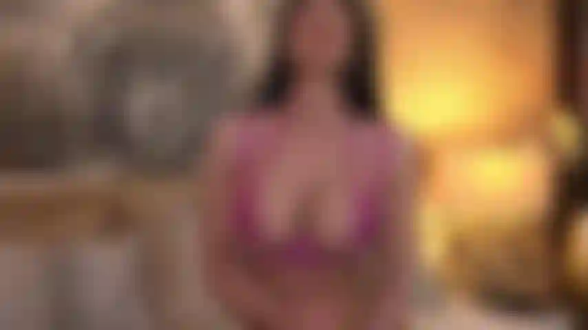 A punheta mais molhada e desleixada é a recompensa que você terá, deixe-me cuidar do seu pau duro enquanto meus seios grandes vão pular na sua cara!