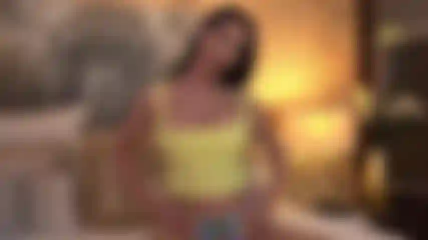 Massageie meus seios enormes com loção para o corpo e deslize seu pau entre eles, até que você atire uma grande carga neles!