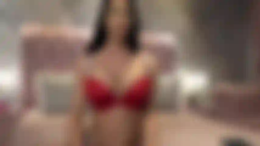 Sei que te faço sentir um touro aí, enquanto te provoco com minha lingerie vermelha de cetim. Não é sua fantasia suprema ter essa milf gostosa cuidando desse jovem pau enorme?