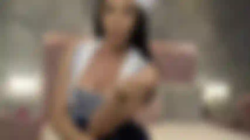 Senhorita vivi alimentando sua beleza com sua fraqueza em seu barco particular. Esta é uma viagem especial, na qual você vai se entregar à saudade da vivi. Vou alimentar minha beleza com sua fraqueza. Isso é o que uma súcubo faz com um homem fraco.
