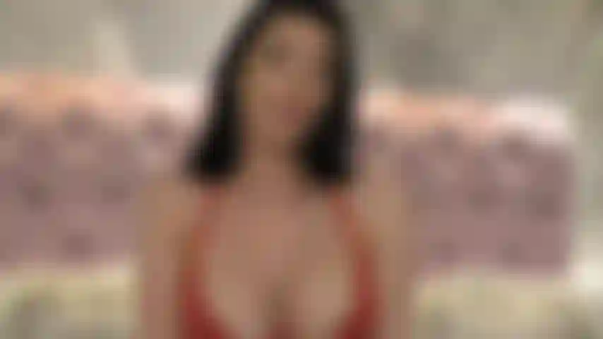 Madrasta punindo seu enteado por roubar sua lingerie e ter fotos nuas com ela em seu telefone.