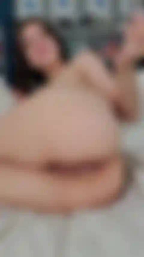 Fodendo meu cuzinho com brinquedo de vidro transparente.