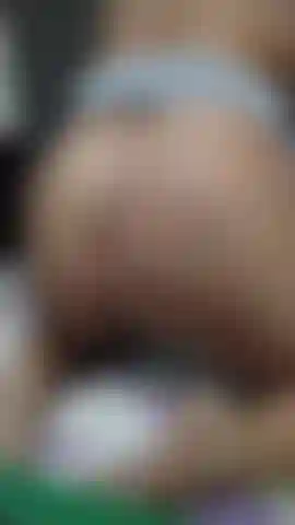 Balançando, abrindo e mostrando o cuzinho de perto.