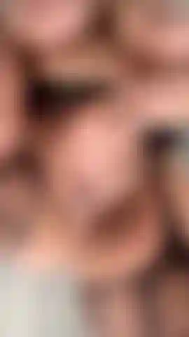 Esfregando minha buceta enquanto meus seios saltam para cima e para baixo.