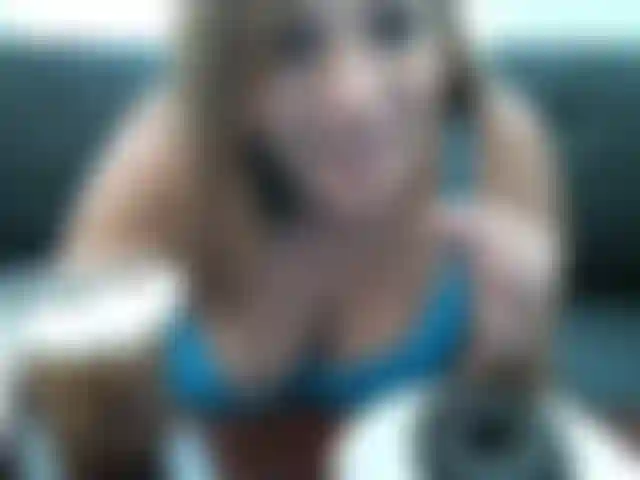 Kim enorme / grávida não consegue parar de comer. Áudio disponível! Junte-se a ela para um café da manhã muito doce que certamente a deixará tão grande! Ela adora se deliciar com donuts. Alimente-a agora!