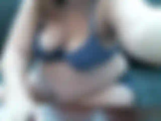 Grávida e enorme kim fica mais sincera e só quer esfregar as coxas, barriga e seios! Sem áudio, mas há puro prazer visual. Doce e sexy.