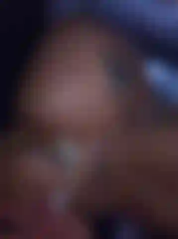 Mostrando marcas de bronzeado perfeitas após uma sessão de bronzeamento.
