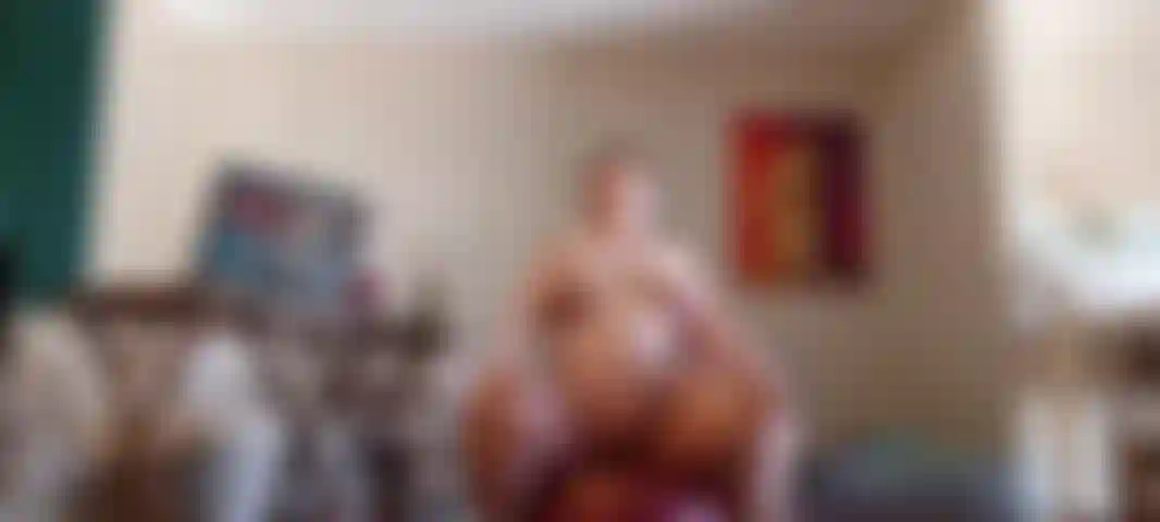 Fazendo alongamentos com bola de yoga dias antes de dar à luz!