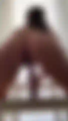 Bwc em frente à janela com uma bunda suculenta em ponto de vista.