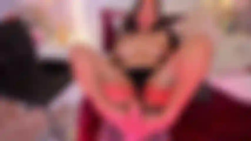 Olha como dou amor ao seu pau com meus pés molhados.