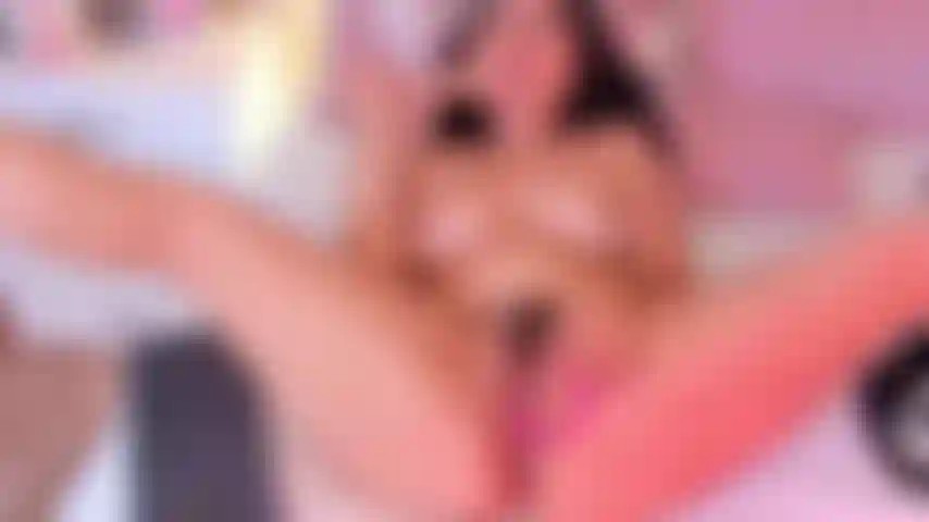 Primeiro na boca e depois na buceta.