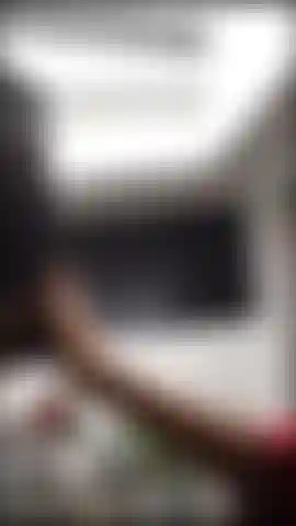 Só um pouquinho de renda... E muito perigo.