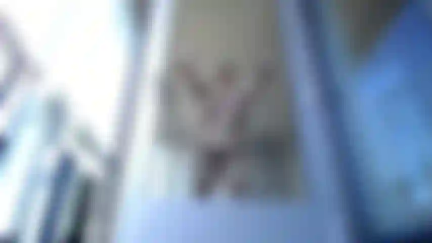 Setembro de 192022 só que a parede é de vidro e na frente de toda a cidade no alto de um arranha-céu. Você pode ser um espião e assistir também, é claro. É para todo mundo ver!