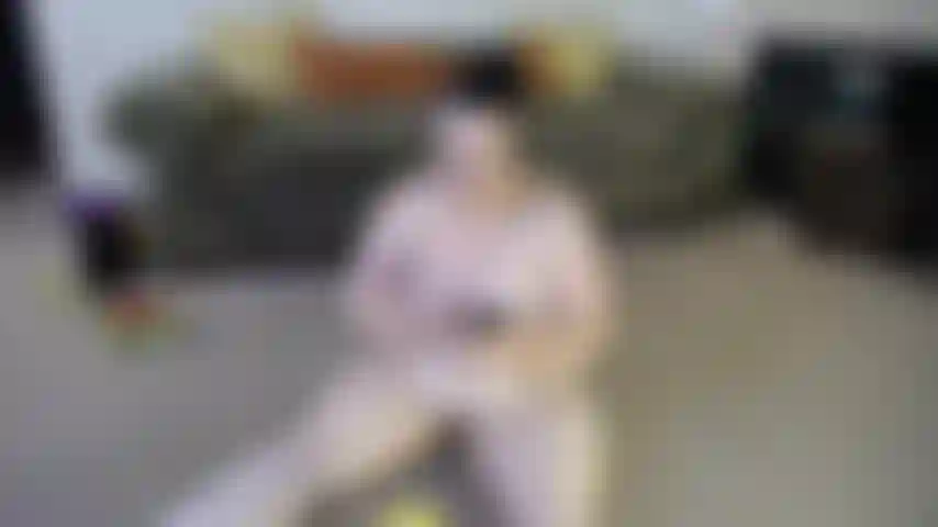 A luta dos exercícios abdominais inferiores de annie, eu nem sei que músculo está trabalhando aqui, mas dói levantar minha perna agora.... E estou tão fofa, toda deitada no chão, respirando pesadamente enquanto faz isso.